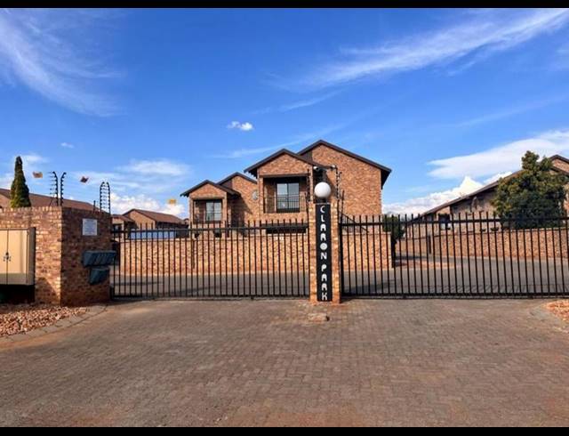 3 BEDROOM TOWNHOUSE FOR SALE IN CLARINA